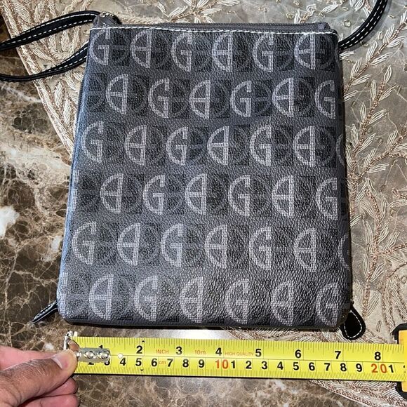 NWOT Giani Bernini Signature Zip Crossbody gray - Picture 7 of 8